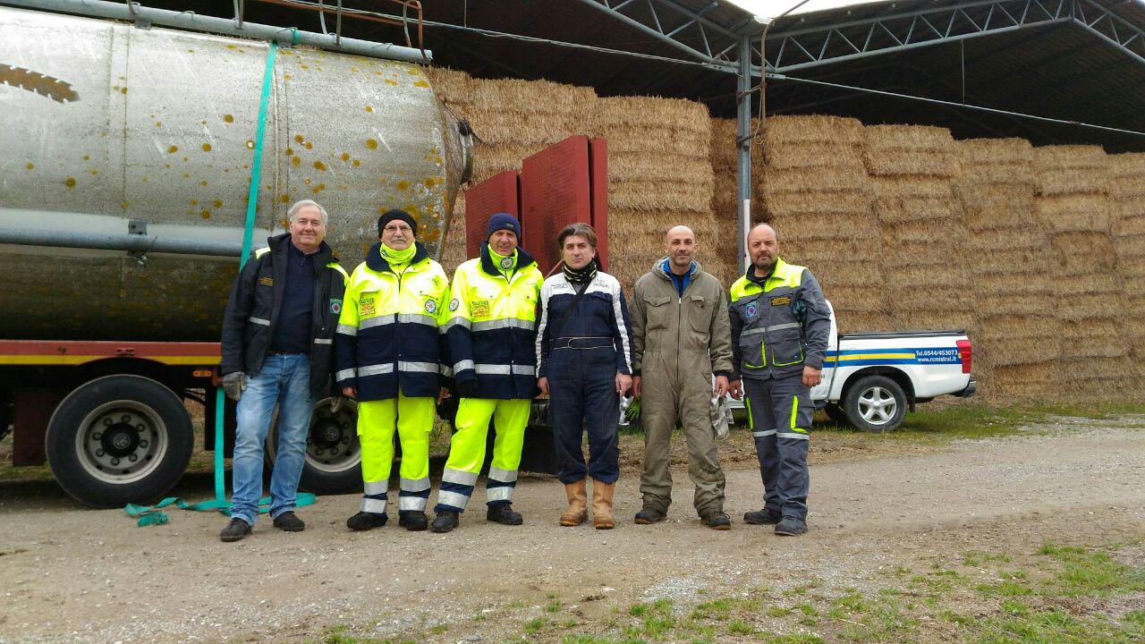 Protezione civile marchigiana a Osteria per ritirare Silos donati ad un agricoltore di Macerata