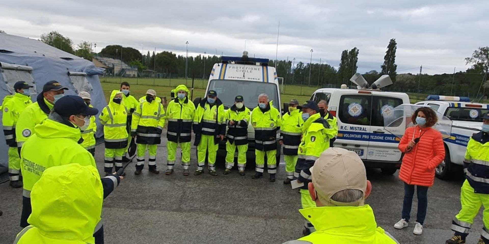 Gruppo volontari in briefing